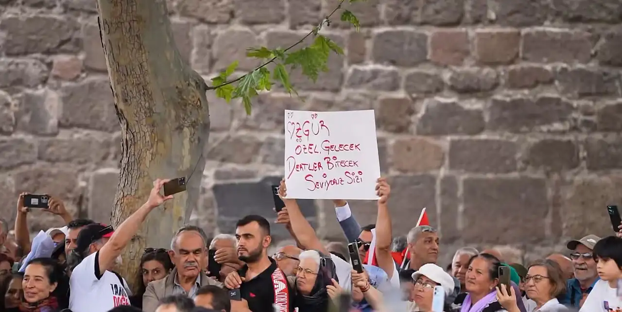 YENİ Parti Lideri Özgür Özel'in Kayseri ziyaretinde dikkat çeken işaret!