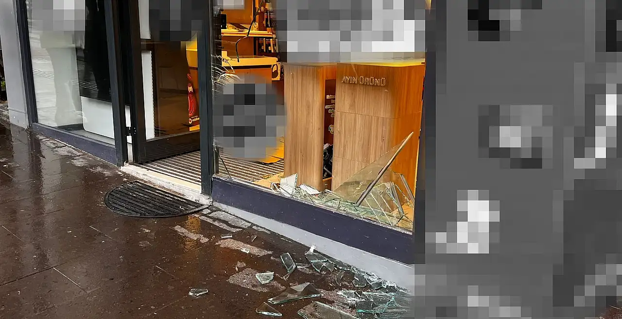 Kayseri plakalı araç dükkanın camına çarparak durabildi!