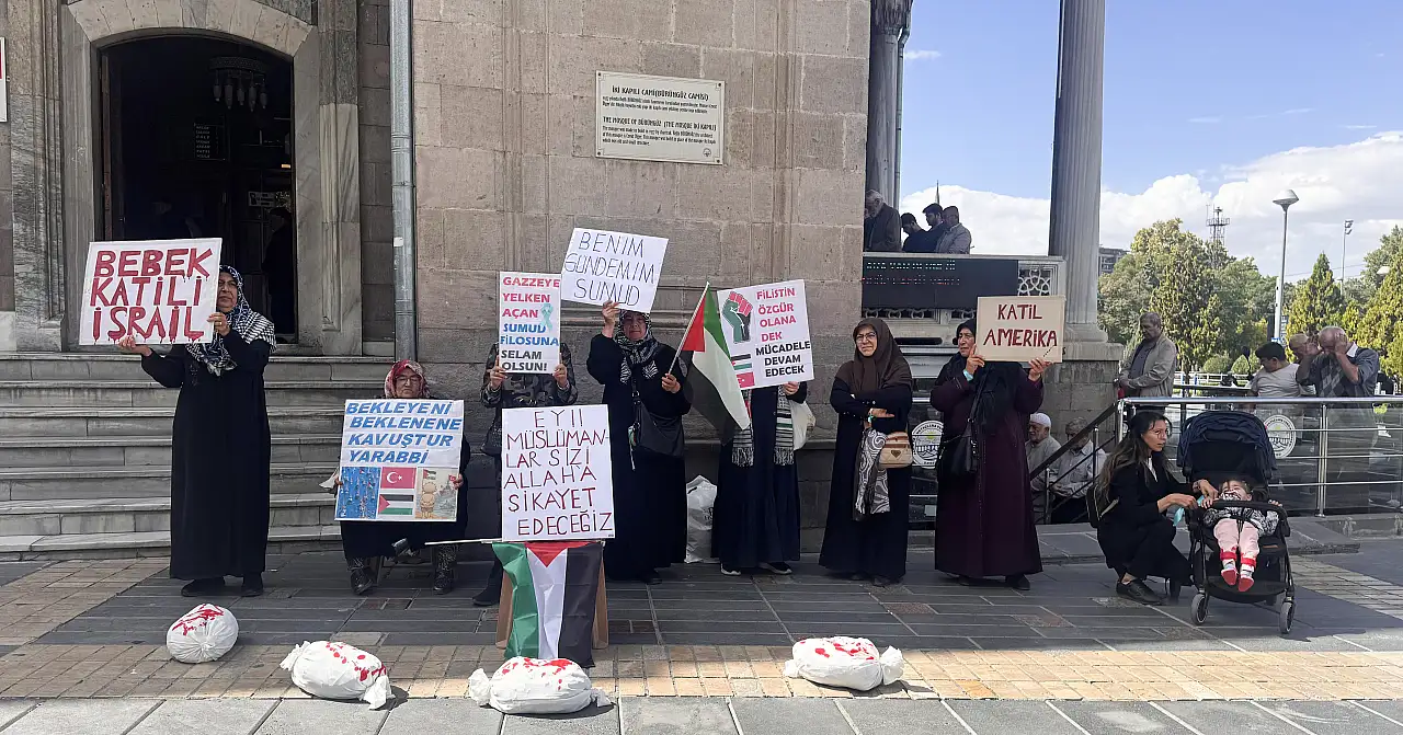 Pankartlarla Sumud Filosu'na destek