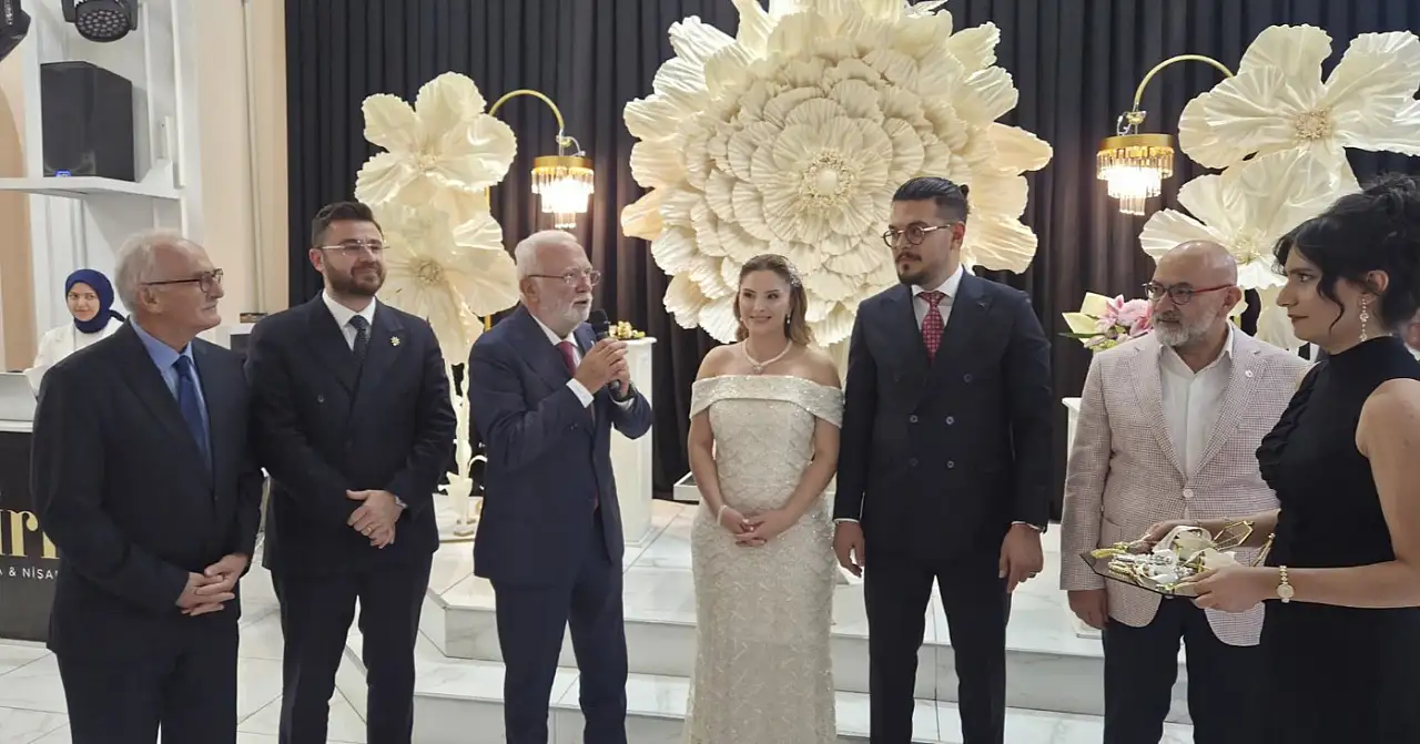 Kayseri'de dikkat çeken nişan! Yüzükleri Mustafa Elitaş taktı
