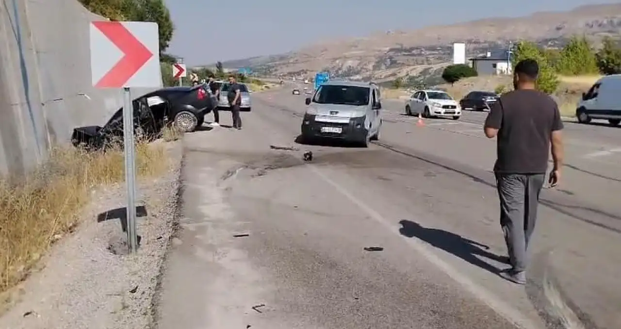 Malatya-Kayseri yolunda kaza: İki otomobil kafa kafaya çarpıştı!