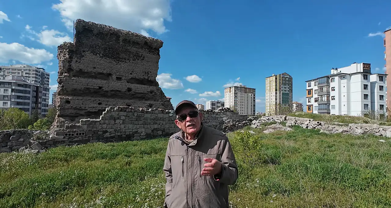 Kayseri'deki Basiliada merak konusu oldu! Mahalleye talih kuşu mu kondu?