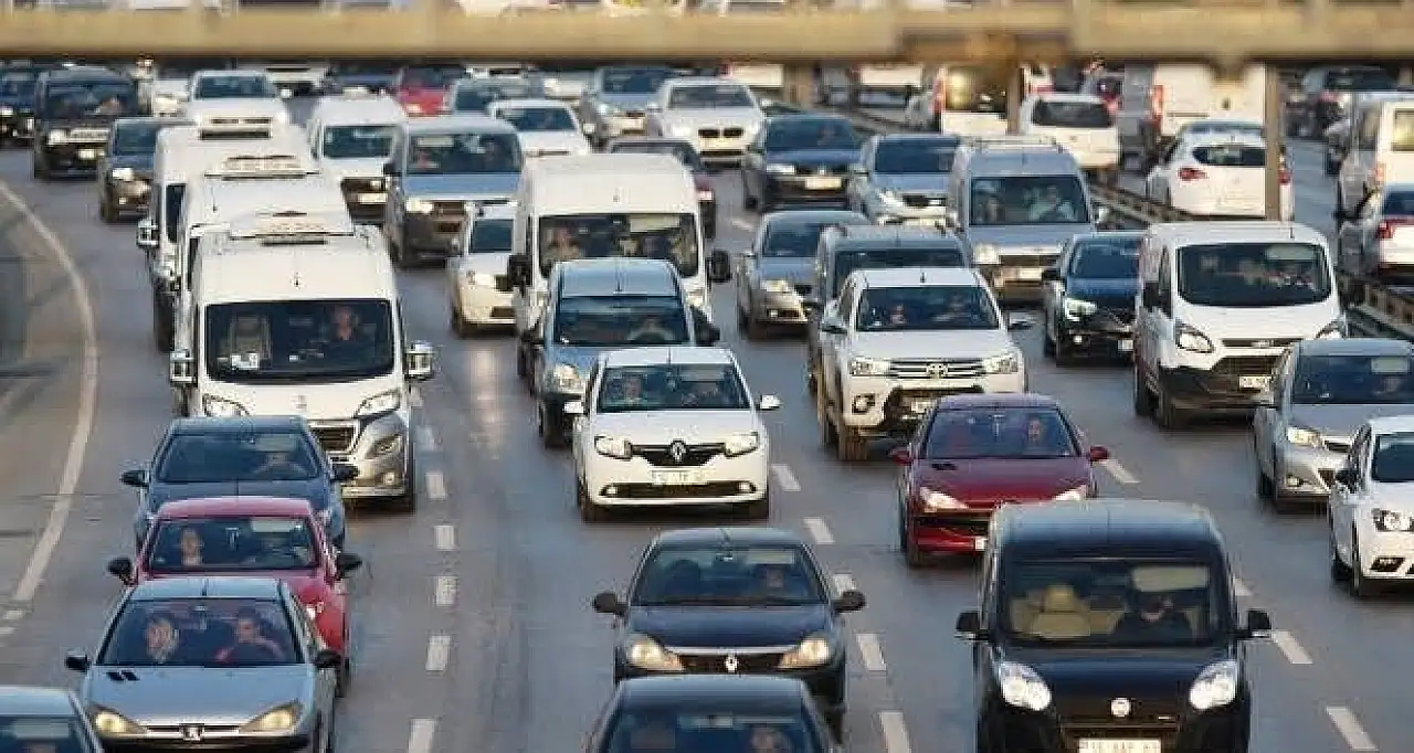Kayseri'de akan trafikte arkadan çarptı, kavga çıkmadı! Tatlıya bağladılar