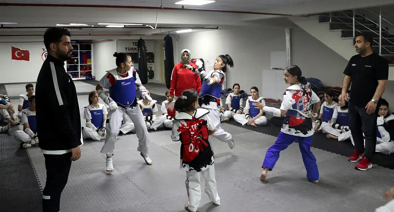 Kayseri'nin tekvando gururu: Bir evde 3 milli antrenör