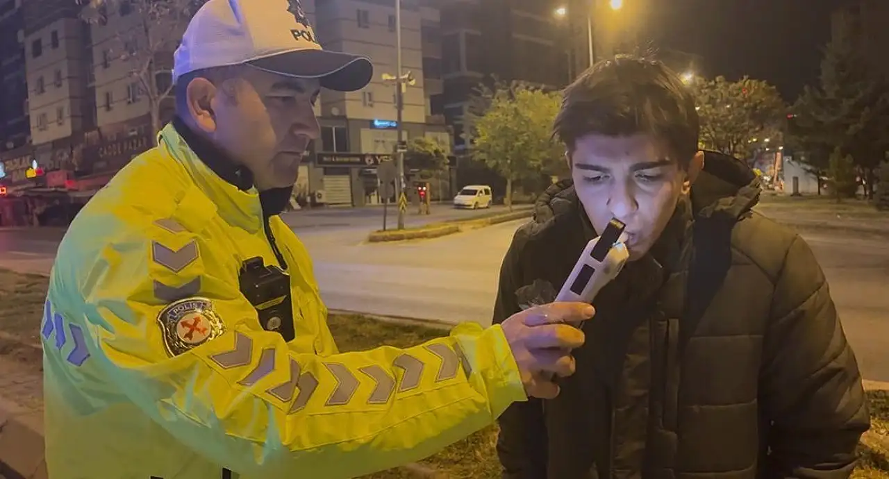 Direksiyon başında uyuyan sürücü kaldırıma çıktı!