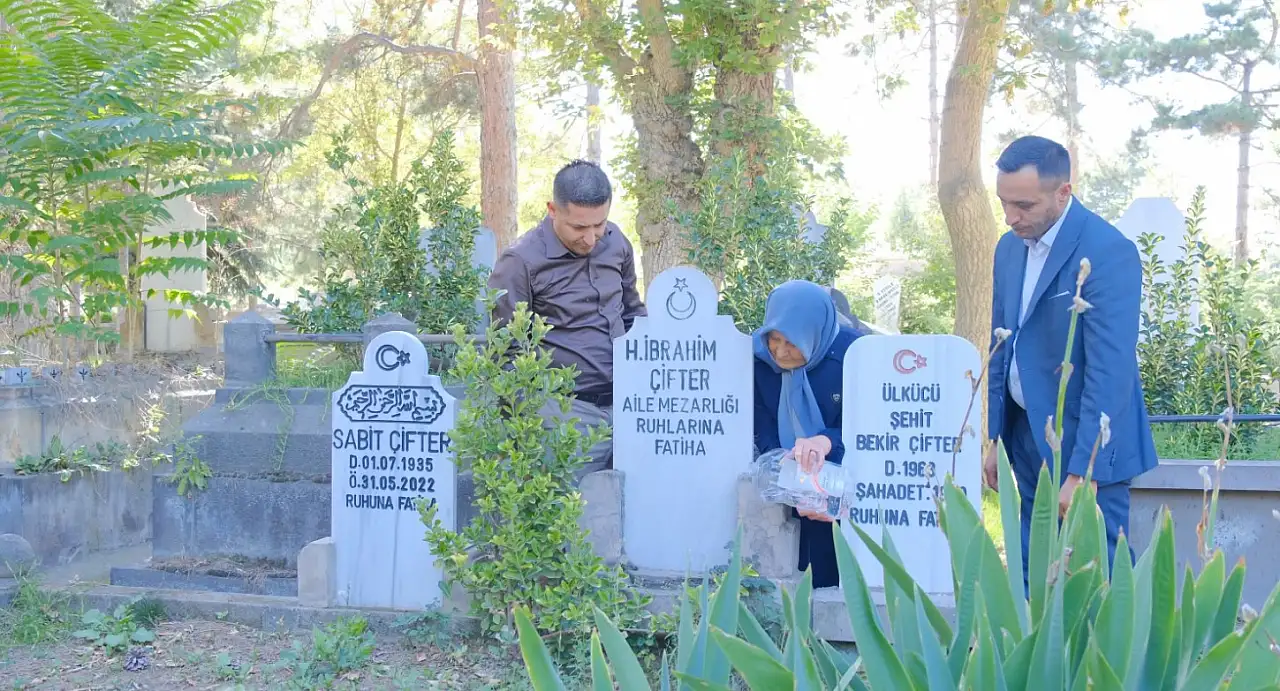 Ülkücü şehitler için kabir başında dua!