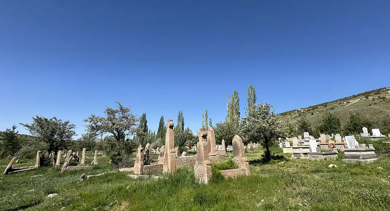 Dünyada eşi benzeri olmayan anıt mezarlık Develi'de