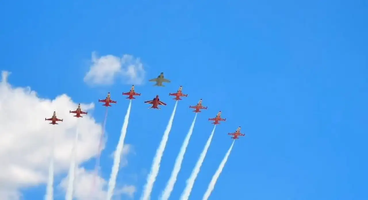 Gökyüzünde gurur tablosu: HÜRJET ve Türk Yıldızları aynı kanatta