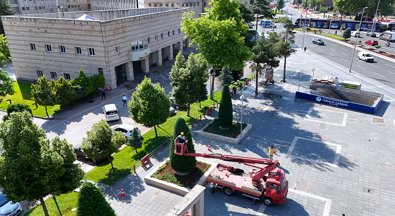 Kayseri'de yeşil alanlarda hummalı çalışma: Park ve refüjlerde yeni görünüm!