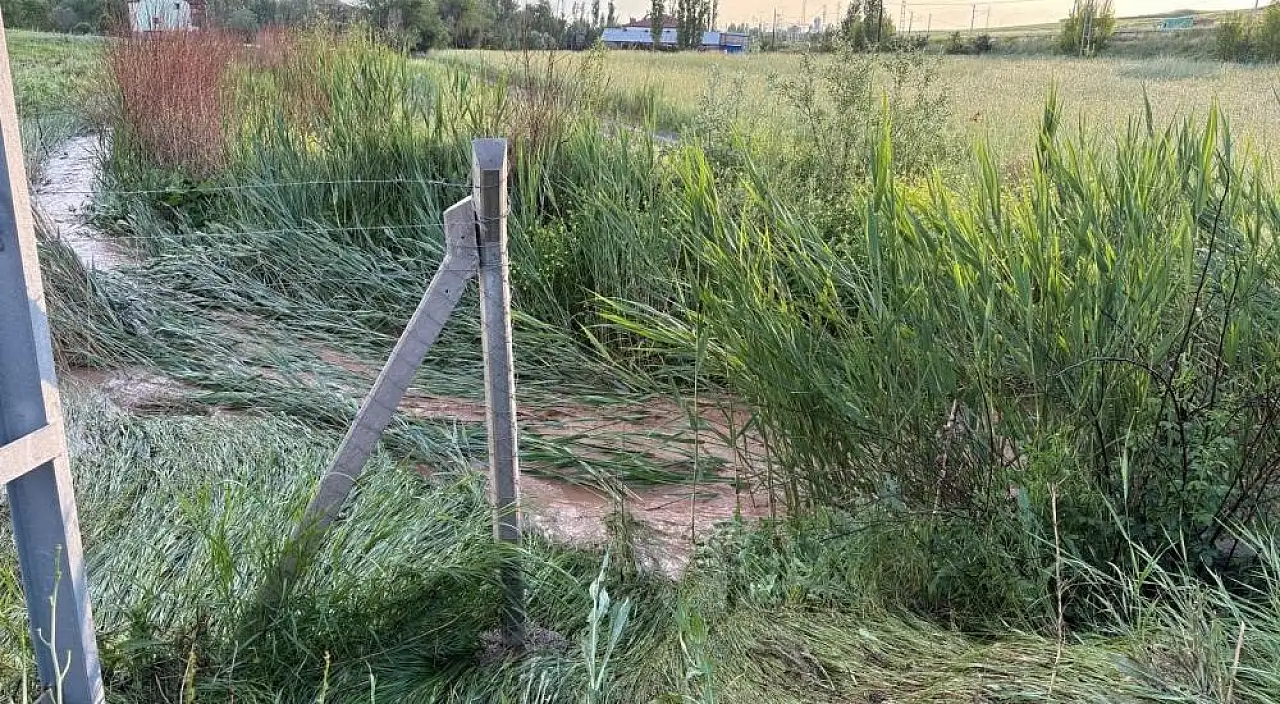 Sarımsaklı'da sağanak yağış sonrası büyük kanal taşkını