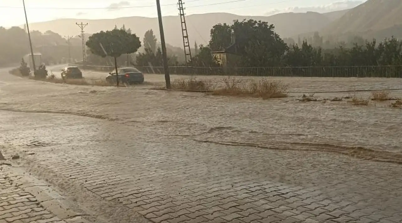 Kayseri-Malatya yolunu sağanak vurdu