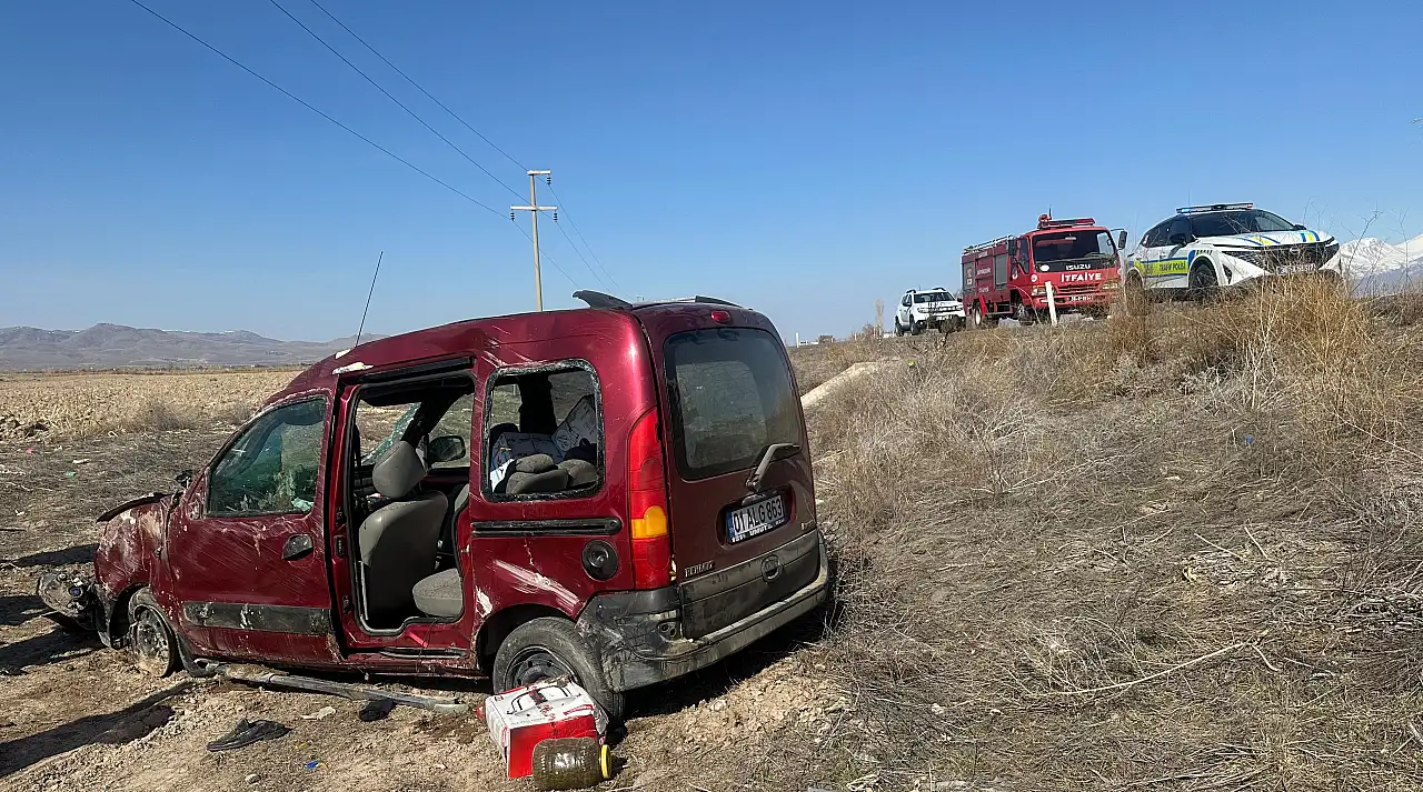 Kayseri'de araç devrildi: 3 kişi…