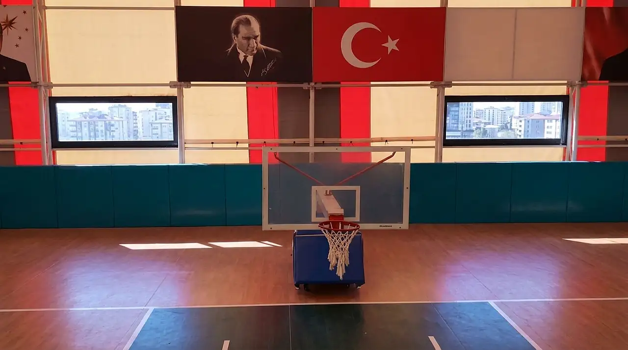 Kayseri'de kapalı tenis kortları ve çok amaçlı spor salonu hizmette