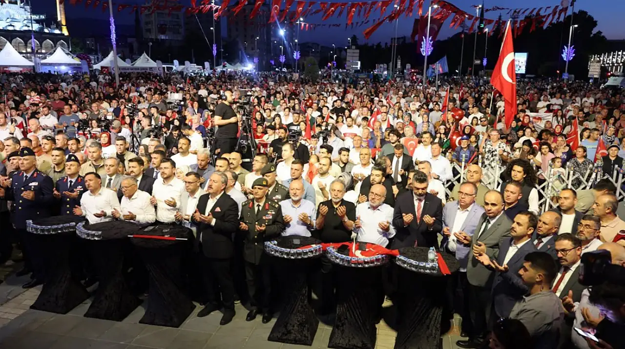 Kayseri'de yer gök kırmızı beyaz! Görenlerin göğsünü kabartan tarihi yürüyüş