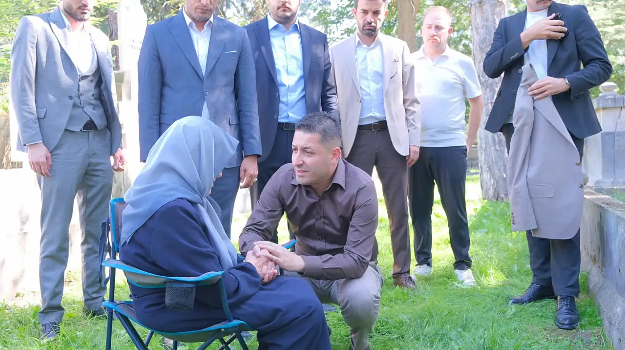 Ülkücü şehitler için kabir başında dua!