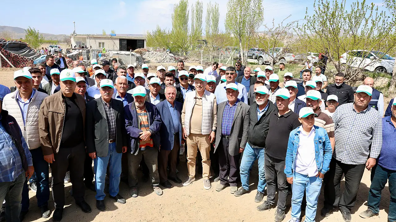 Sezonun ilk pancar tohumu toprakla buluşturuldu
