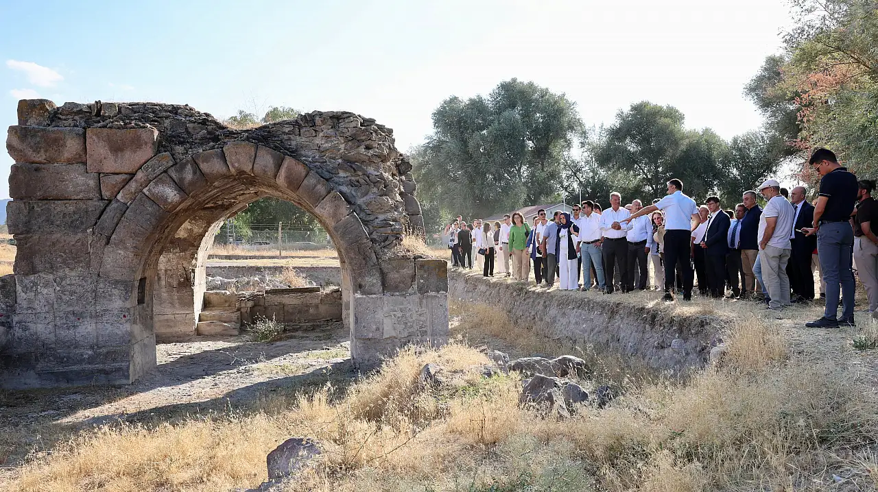 Kayseri'nin 800 yıl önce yapılan en görkemli yapısını gezdiler!