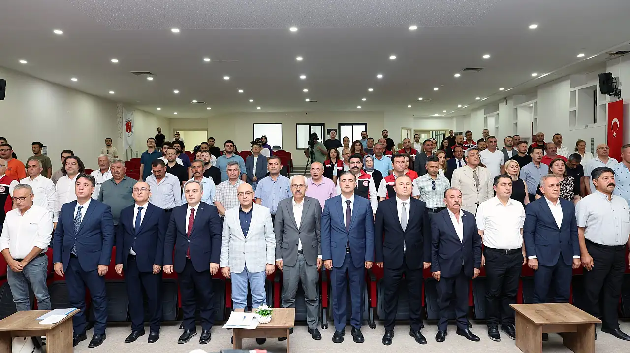 Kayseri'de dikkat çeken afiş! Gören bir daha baktı!