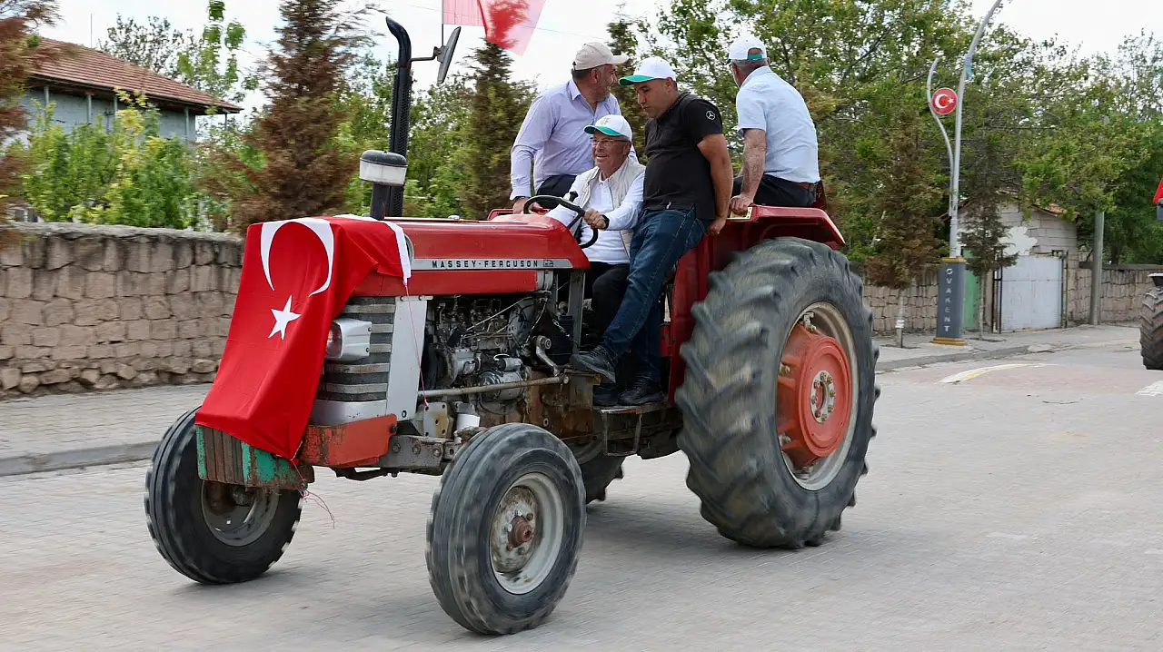 MHP'li Özdemir'i örnek gösteren Akay, diğer siyasilere gönderme yaptı