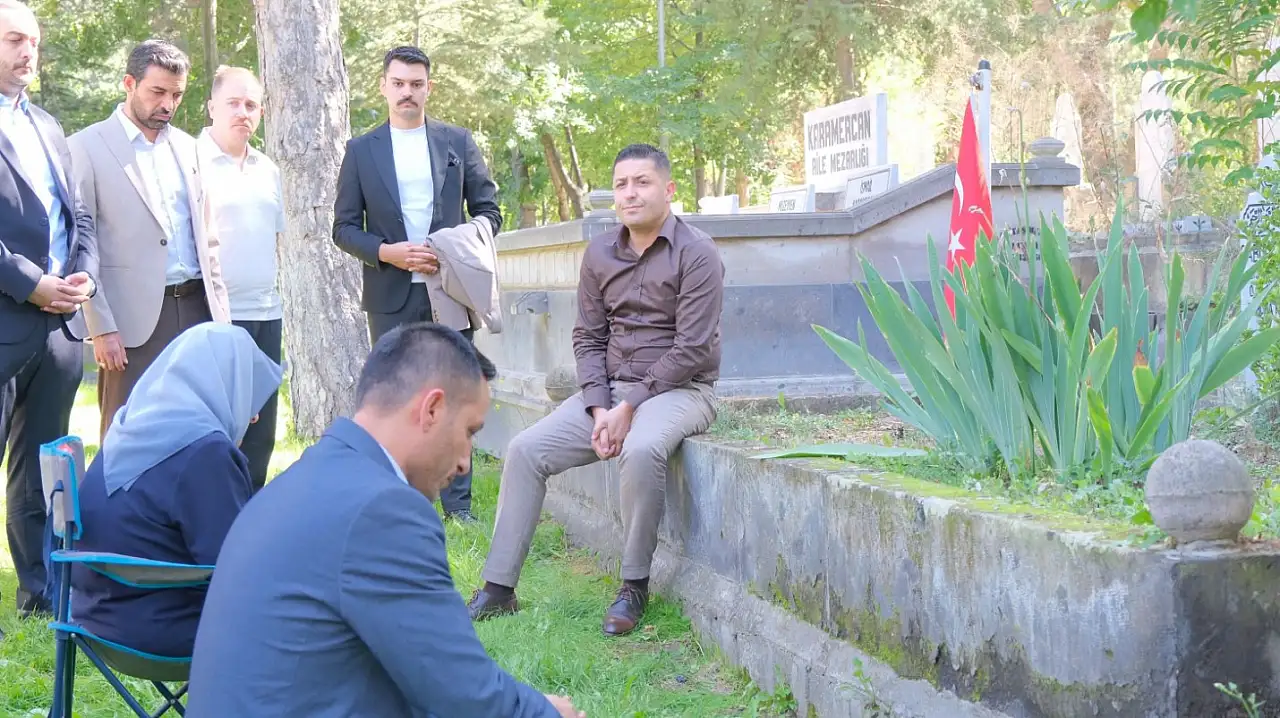 Ülkücü şehitler için kabir başında dua!