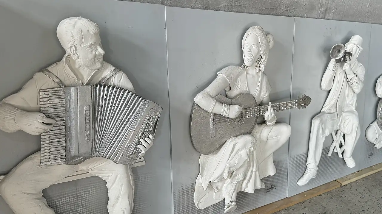 Atık malzemelerle sanatını konuşturan adam!