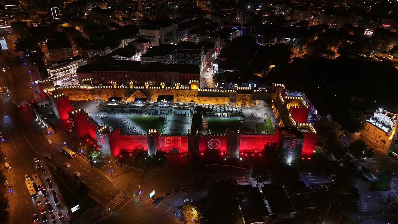 Kayseri Kalesi ışıl ışıl!