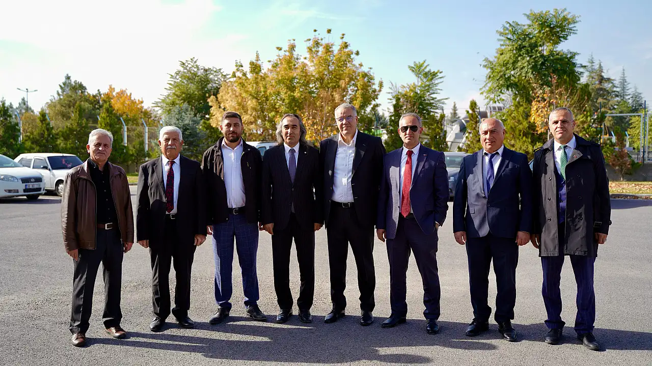 Davutoğlu Kayseri'ye indi! Bakın kimler karşıladı?