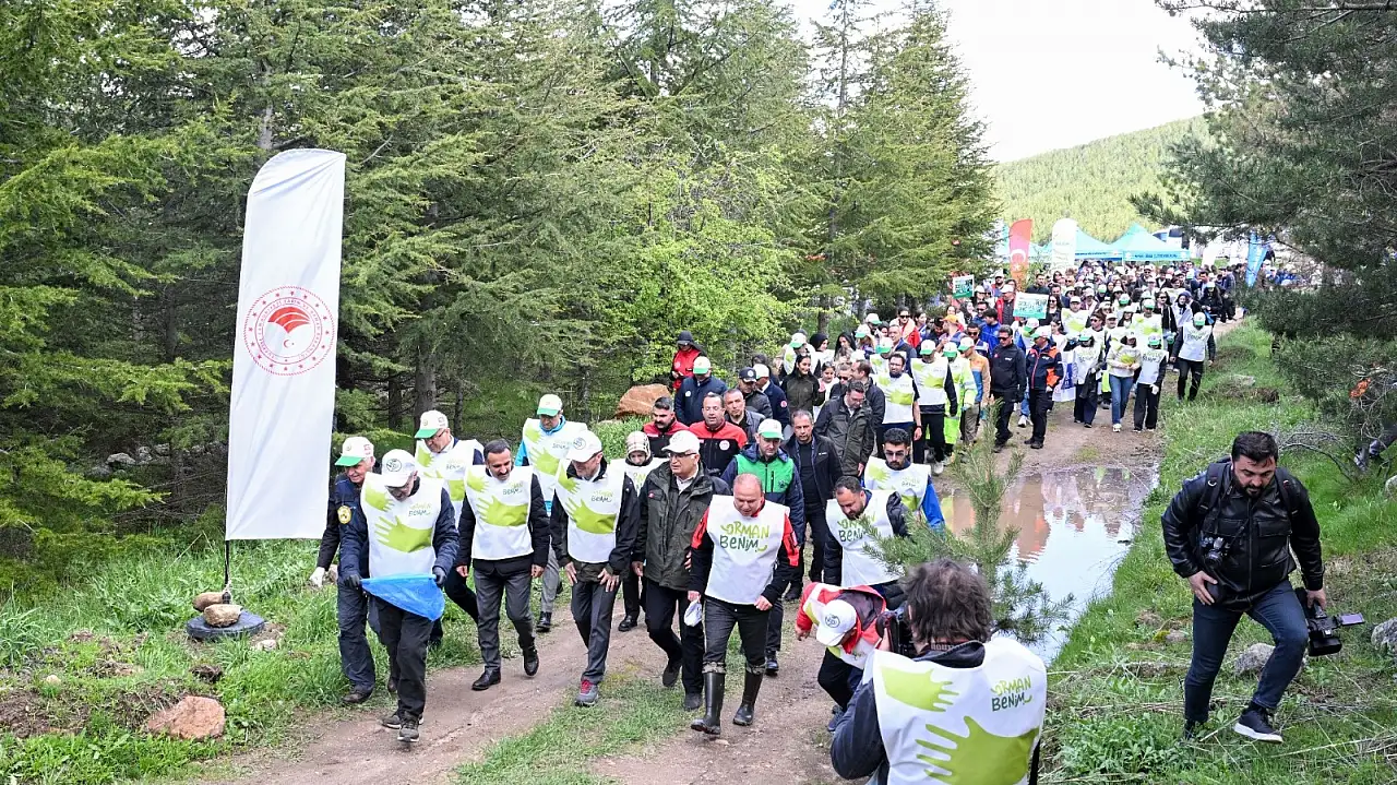 Müdür Saklav ormanda çöp topladı