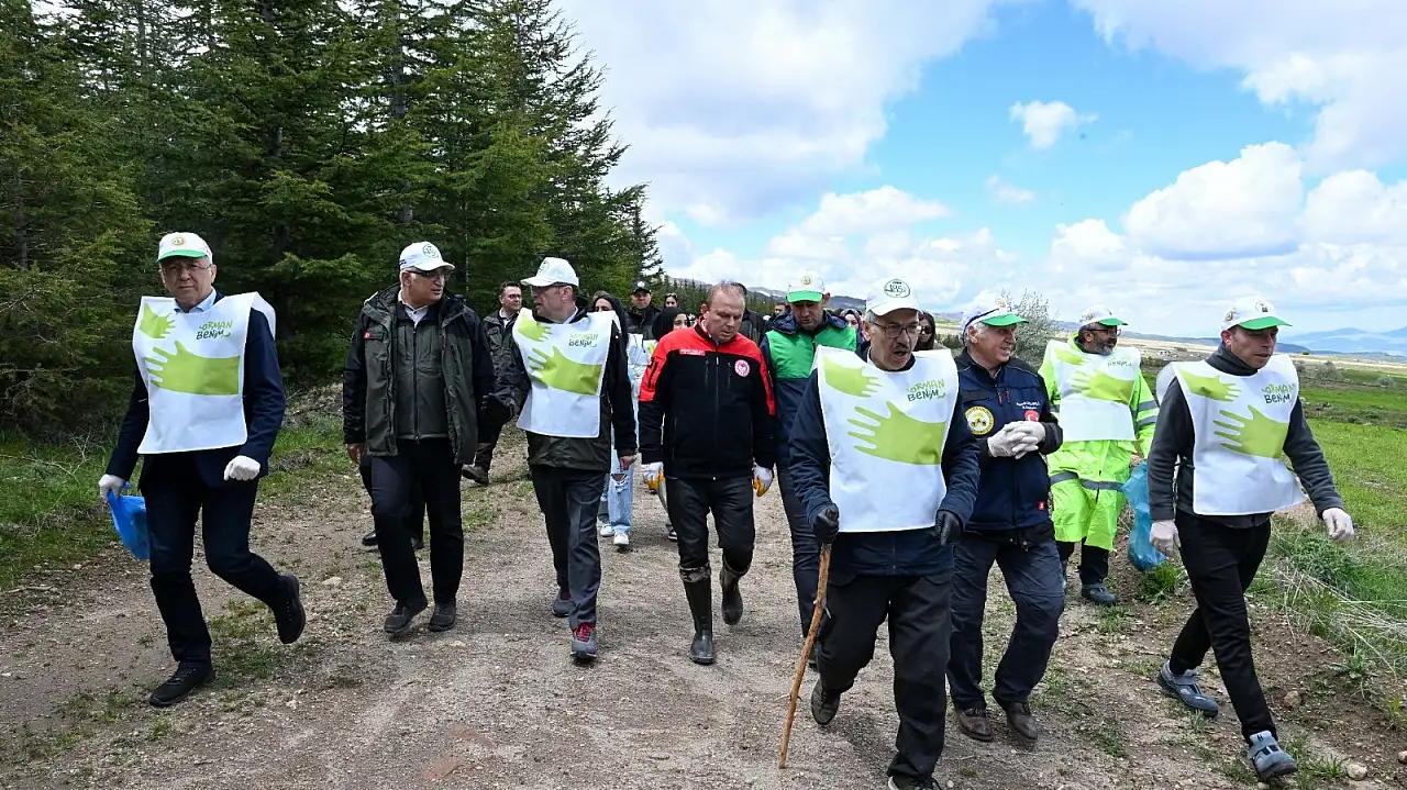 Müdür Saklav ormanda çöp topladı