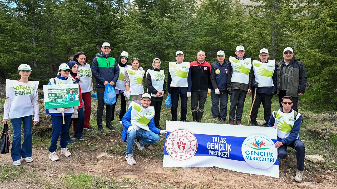 Müdür Saklav ormanda çöp topladı