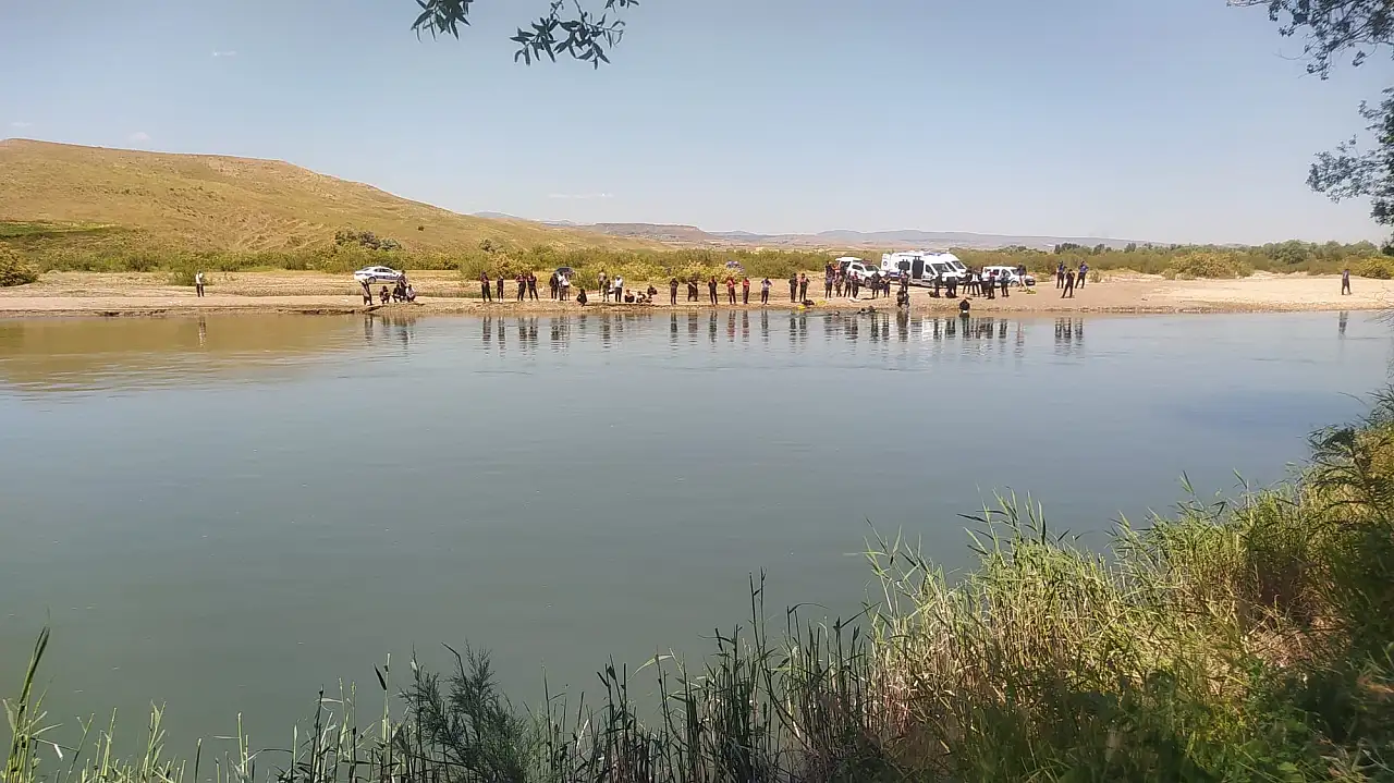 Kızılırmak'a giren 2 kişiden 1'i kayboldu!