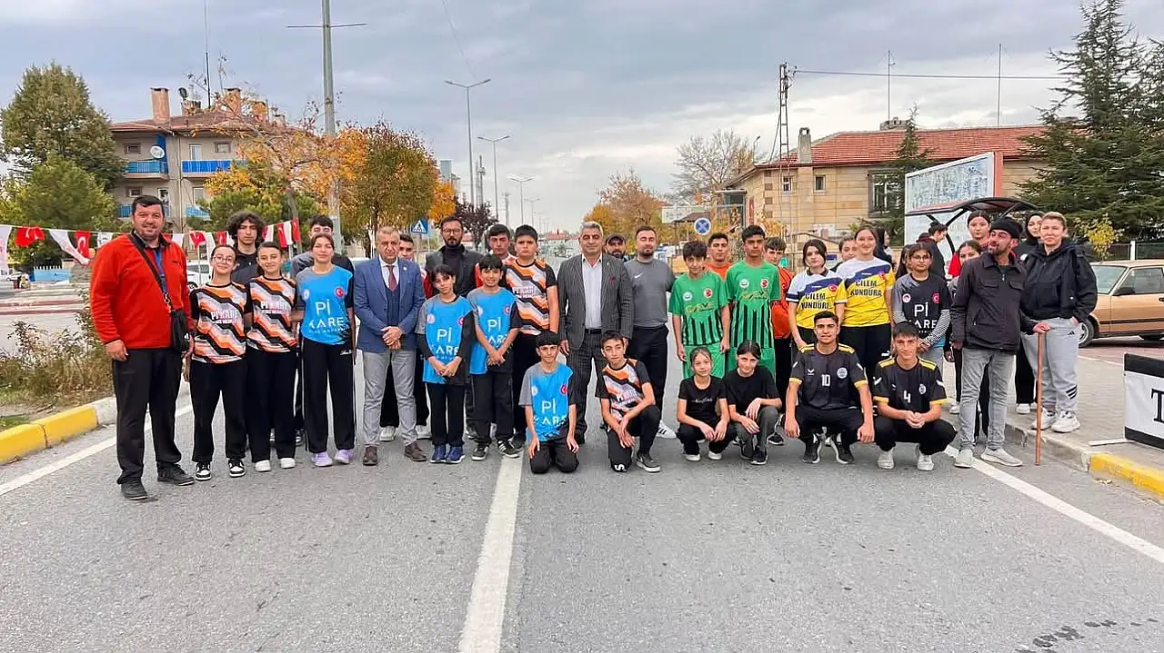 Tomarza'da öğrenciler Cumhuriyet Kupası için yarıştı