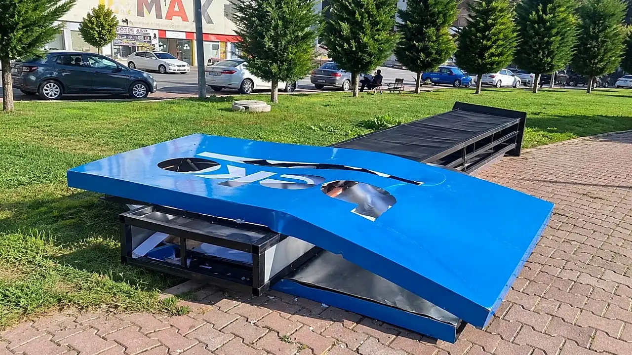 Kayseri'de kuvvetli rüzgâr reklam panosunu devirdi!