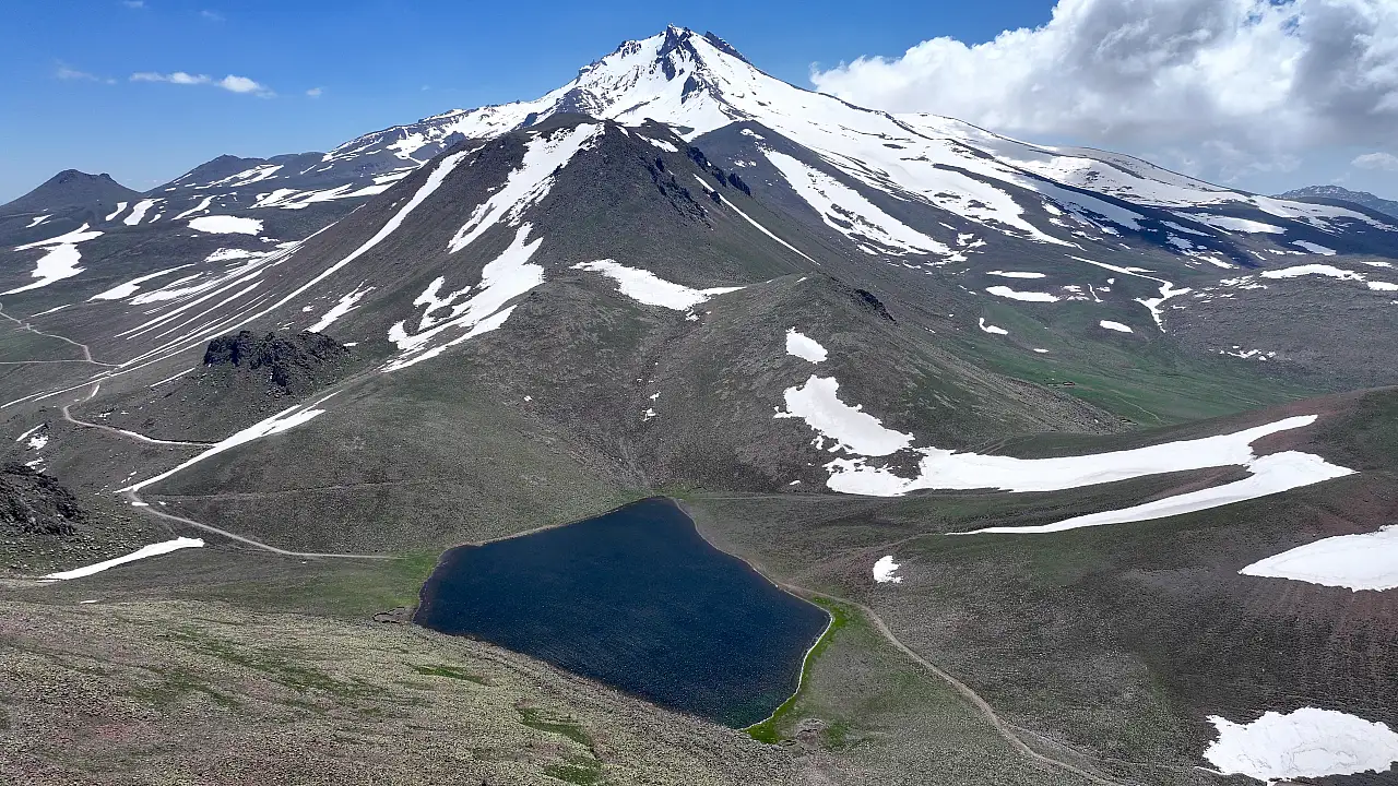 Erciyes'in eteklerindeki göl bu yıl şaşırttı