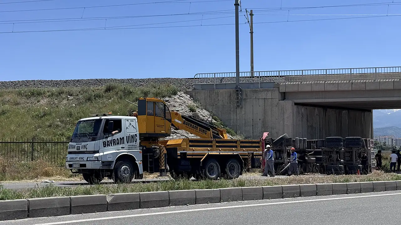 Kamyon köprüye çarptı: 1 ölü