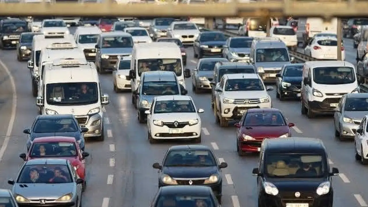 Kayseri’de akan trafikte arkadan çarptı, kavga çıkmadı! Tatlıya bağladılar