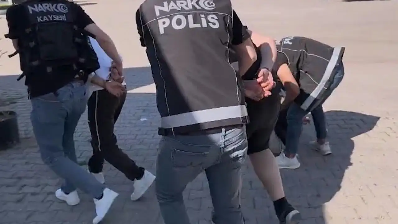 Kayseri’de durdurulan aracın bagajından binlerce hap çıktı