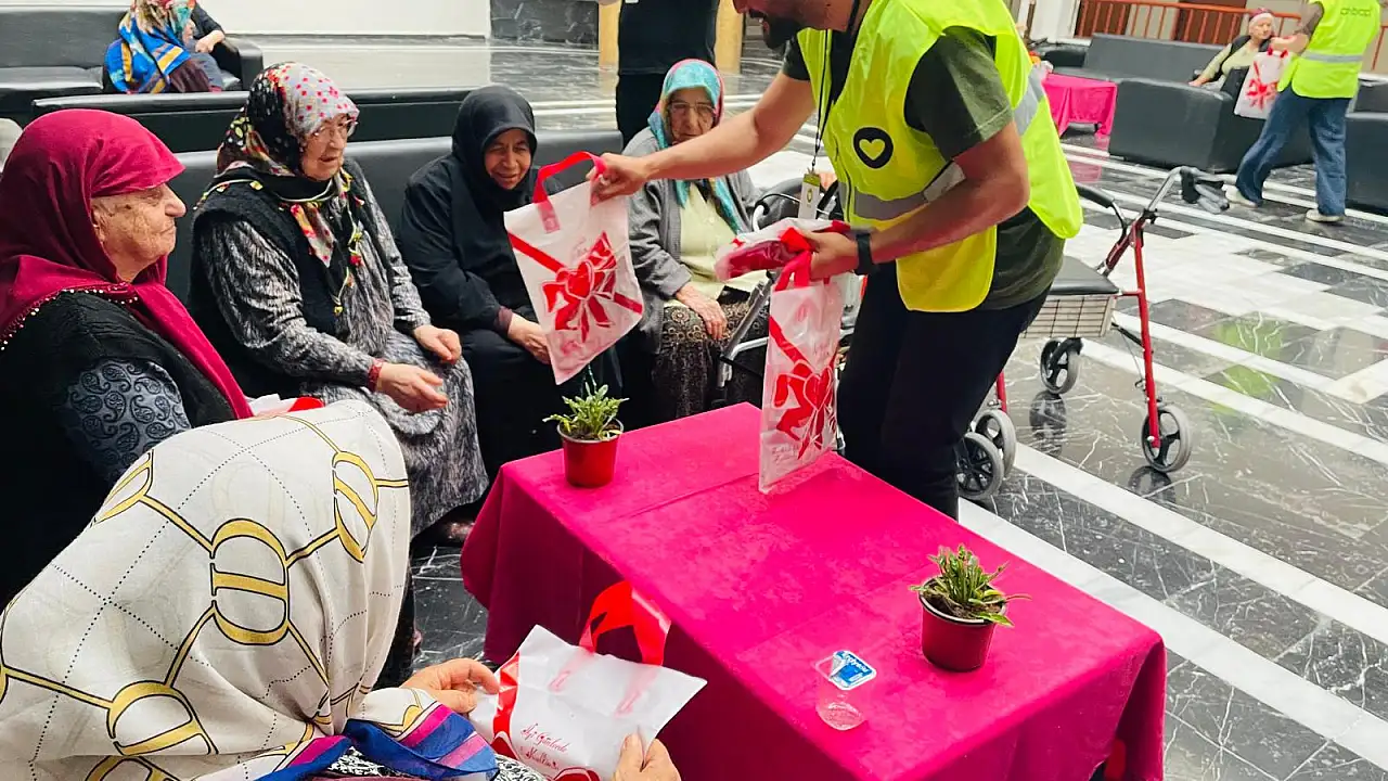 Kayseri’de bayramın sıcaklığı huzurevine taşındı