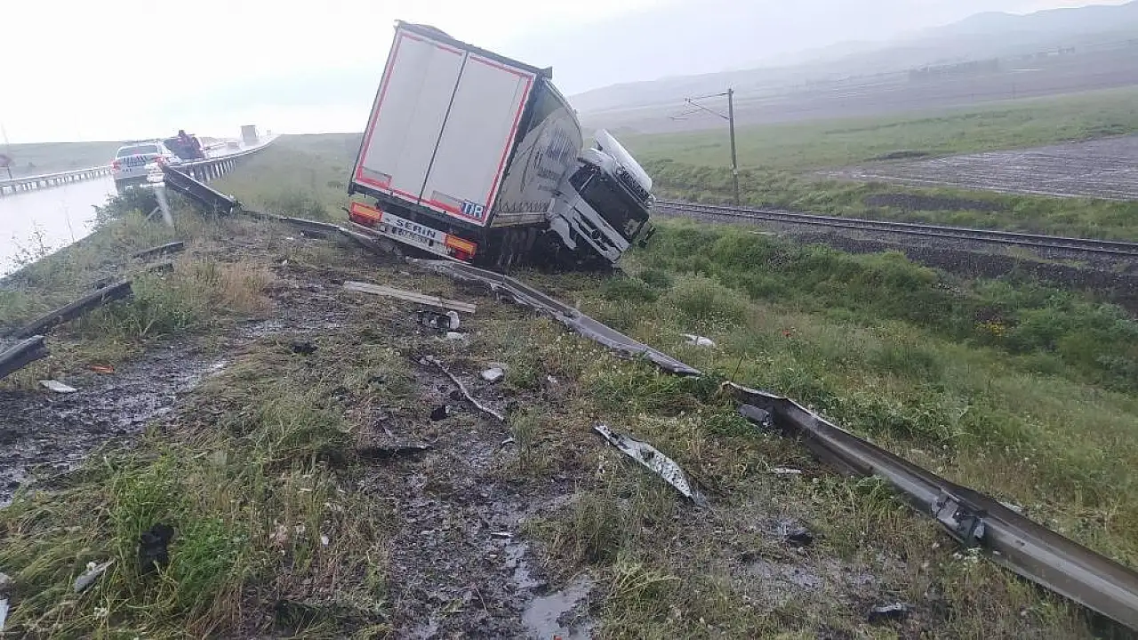 Kayseri karayolunda bariyerleri aşan tır şarampole uçtu