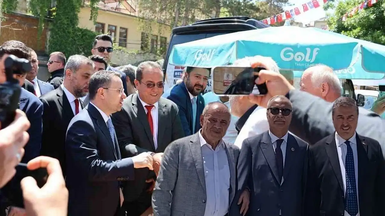 Kayserili başkanlar seçim yerinde! Cuma namazını Bakan Gürlek’le kıldılar
