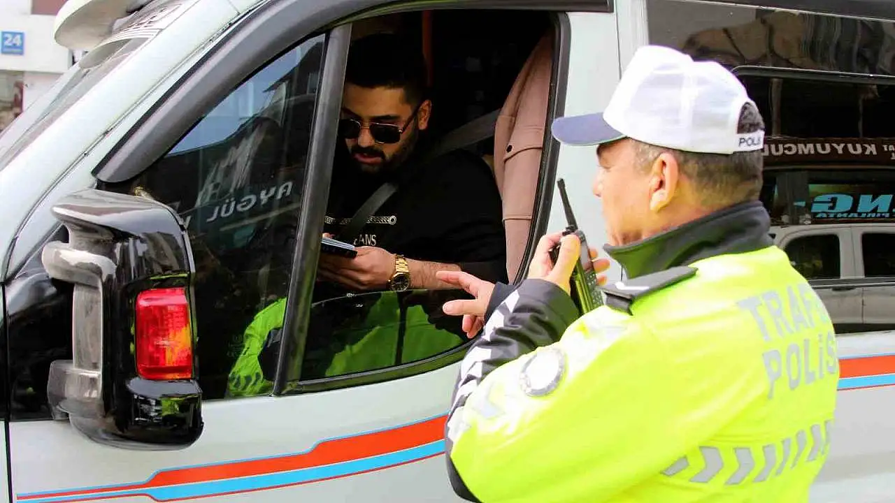 Polis ekipleri kornaya basanları affetmedi