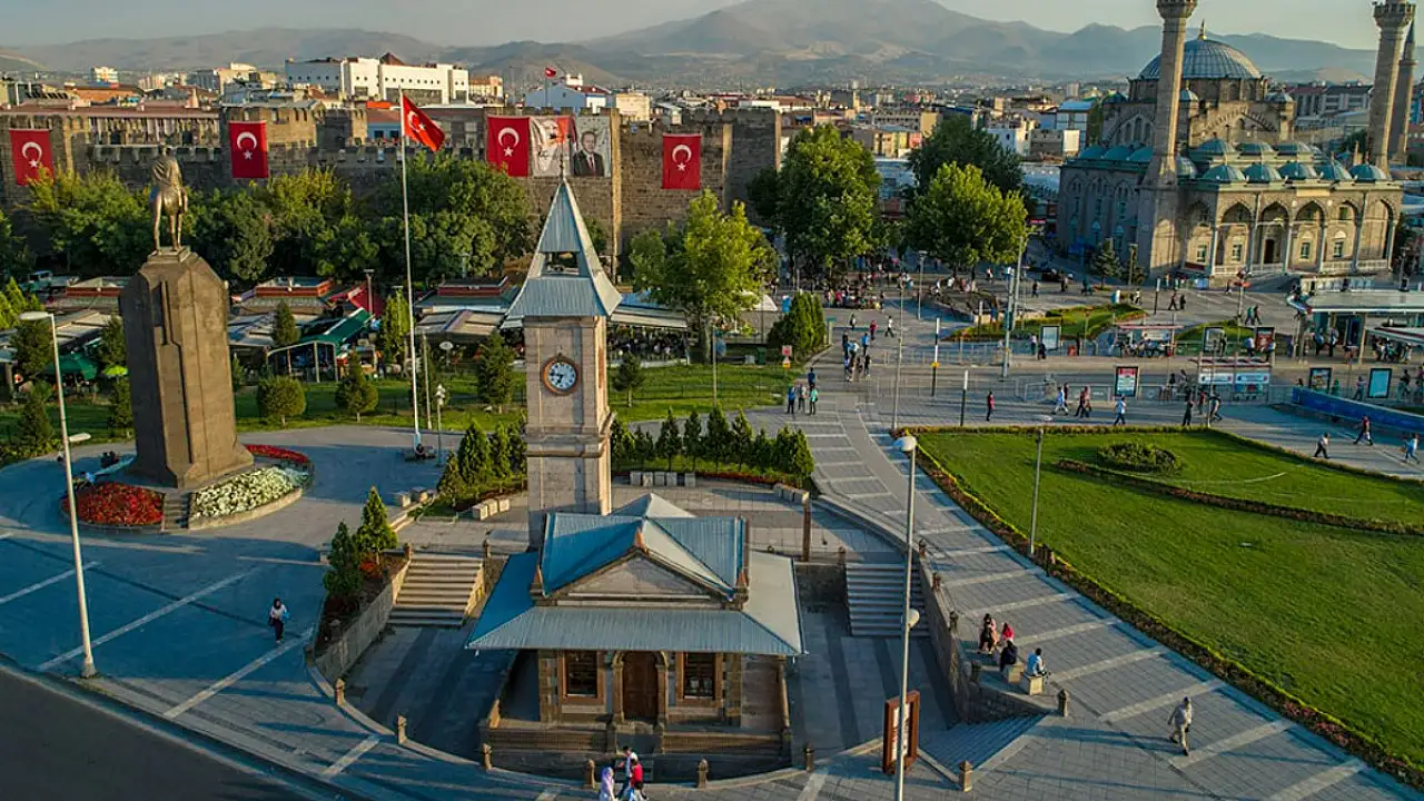 Meydana 7 kilometre mesafedeki 26 milyonluk taşınmaz satışa çıkıyor