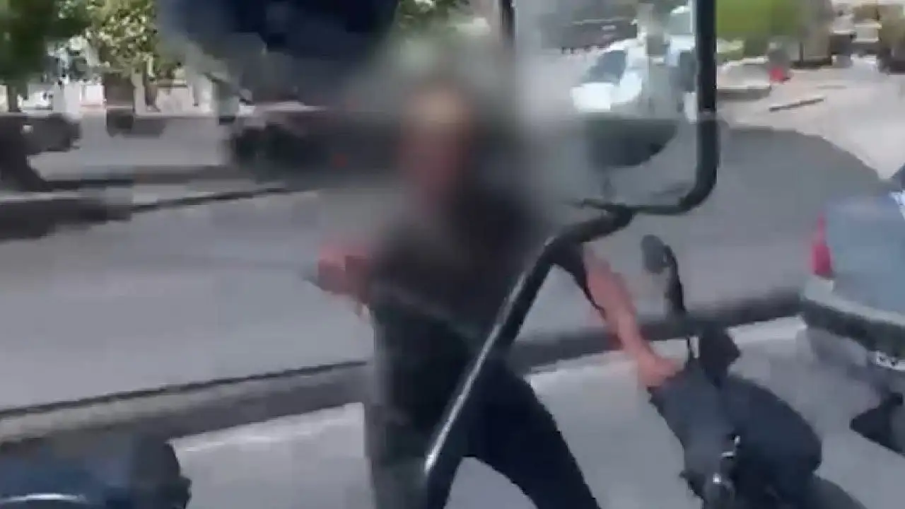 Alkollü sürücüye kaskını fırlattığına pişman ettirecek ceza!
