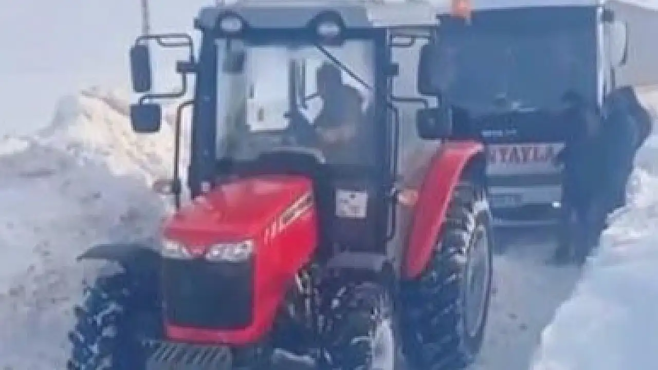 Yol kapandı, midibüs mahsur kaldı