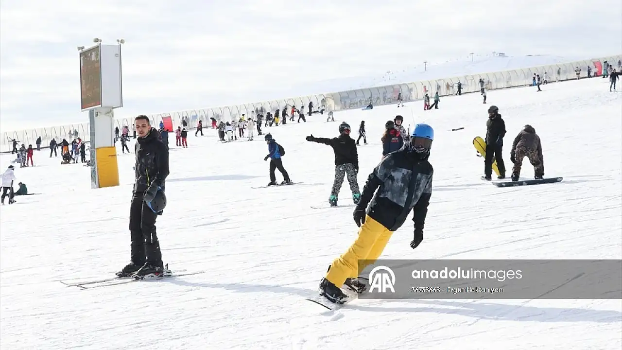 Zirvede kayak, snowboard ve kızakla eğlence