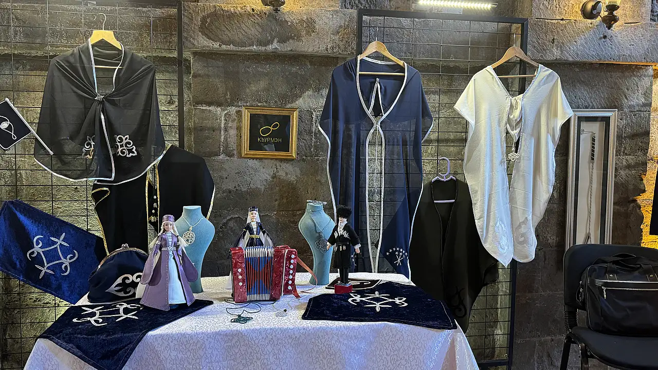 Tarihi kilisede Çerkes motifleri sergilendi