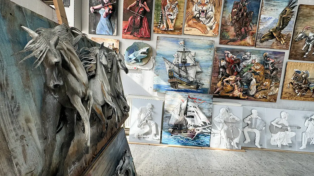 Atık malzemelerle sanatını konuşturan adam!