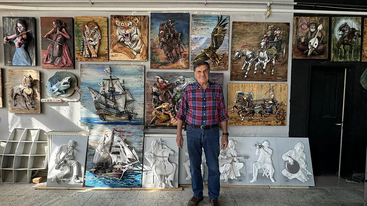 Atık malzemelerle sanatını konuşturan adam!