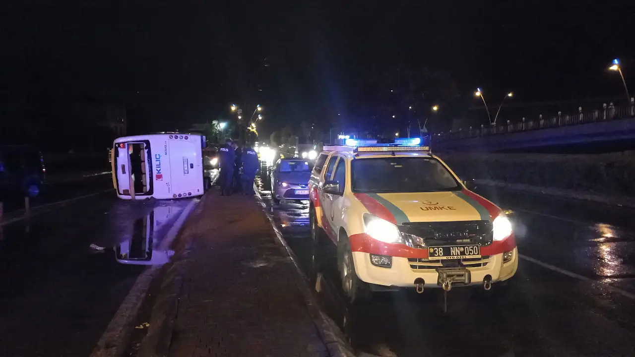 İşçi servisi devrildi: Yaralılar var