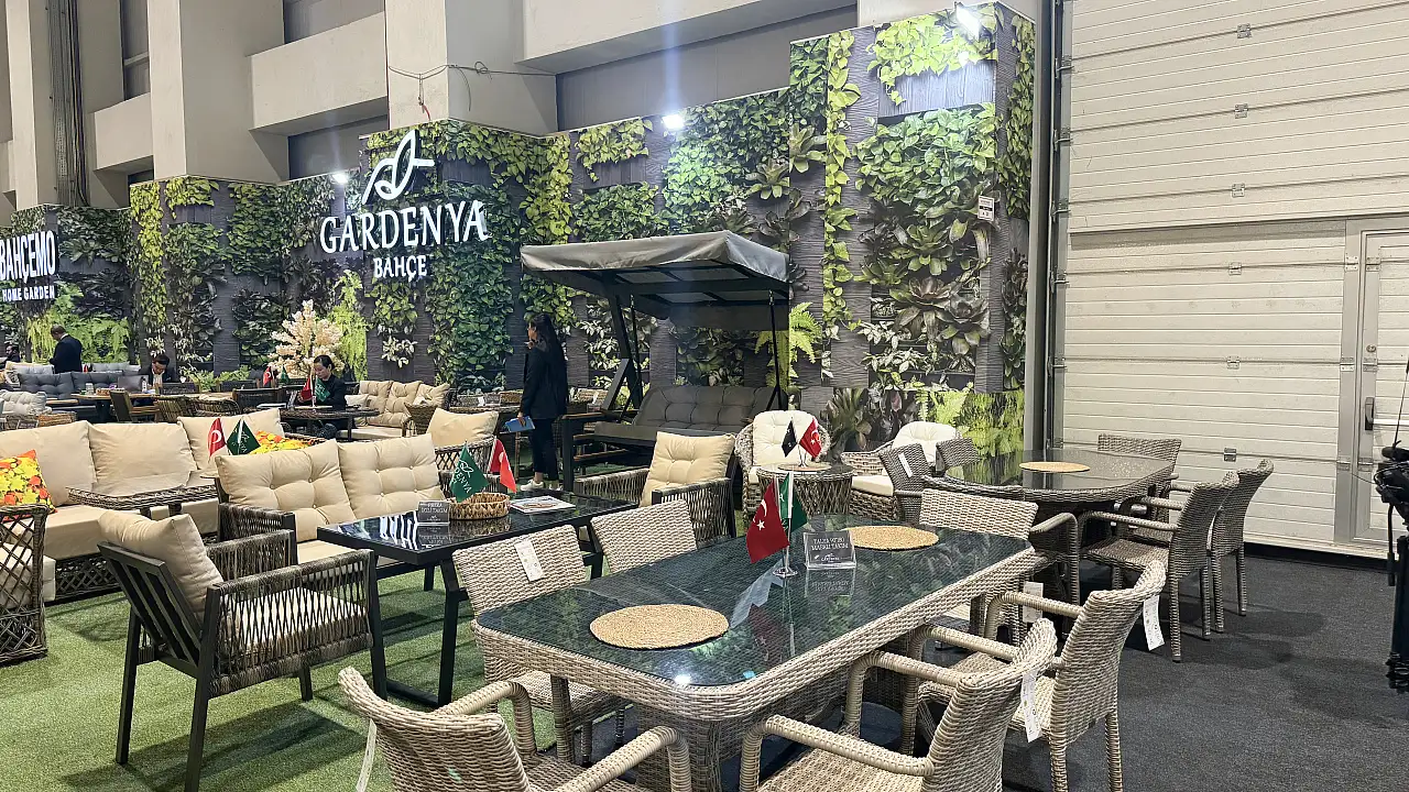 Fuarda ilginç anlar: 1 buçuk tonluk otomobili sandalyelerin üzerine koydular!